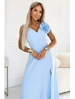 maxi šaty s květinou na a rozparkem modré model 22108483 - numoco