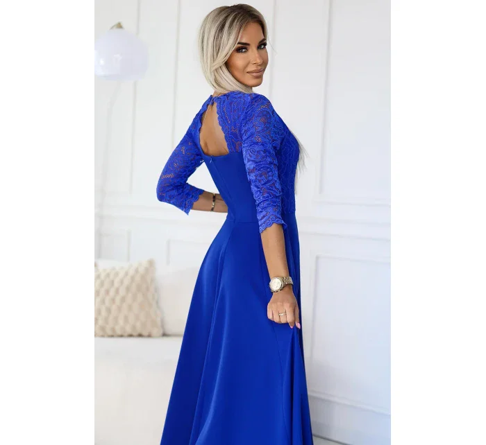 AMBER Elegantní dlouhé dámské krajkové šaty v chrpové barvě s výstřihem model 20651176 - numoco