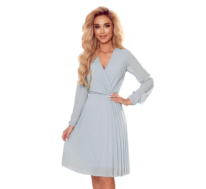 ISABELLE - Šedé dámske plisované šaty s dekoltom a dlhými rukávmi 313-11 ISABELLE - Šedé dámske plisované šaty s dekoltom a dlhými rukávmi 313-11