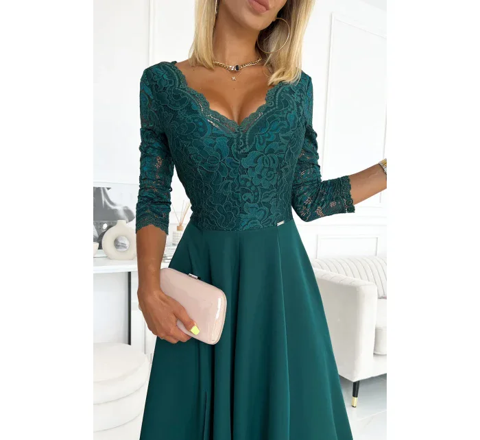 AMBER Elegantní dlouhé dámské krajkové šaty v lahvově zelené barvě s výstřihem model 17691306 - numoco