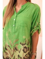 Dámske bavlnené tričko s vyhrnutými rukávmi a zvieracím vzorom zelenej farby