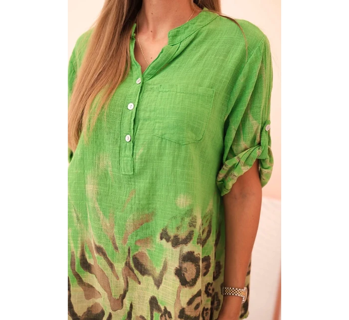 Dámske bavlnené tričko s vyhrnutými rukávmi a zvieracím vzorom zelenej farby