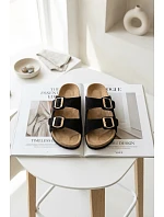 Semišové pantofle na korkové podrážce s přezkami Černé model 22120832 - Boto