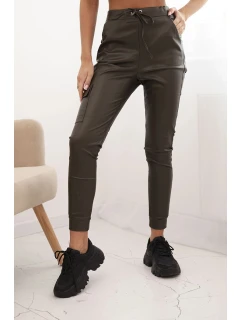 Dámske nohavice z ekokože s vreckami a šnurovaním v páse khaki