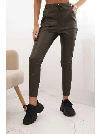 Dámske nohavice z ekokože s vreckami a šnurovaním v páse khaki