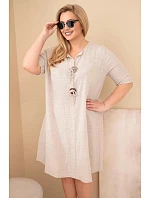 Dámske bavlnené šaty pre plnoštíhle ženy so zaväzovaním vo výstrihu béžovej farby