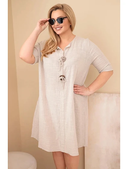 Dámske bavlnené šaty pre plnoštíhle ženy so zaväzovaním vo výstrihu béžovej farby