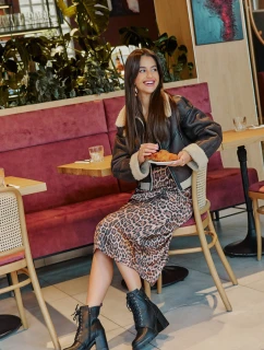 Zateplené boty na podpatku se zlatým detailem černé model 21672445 - Boto