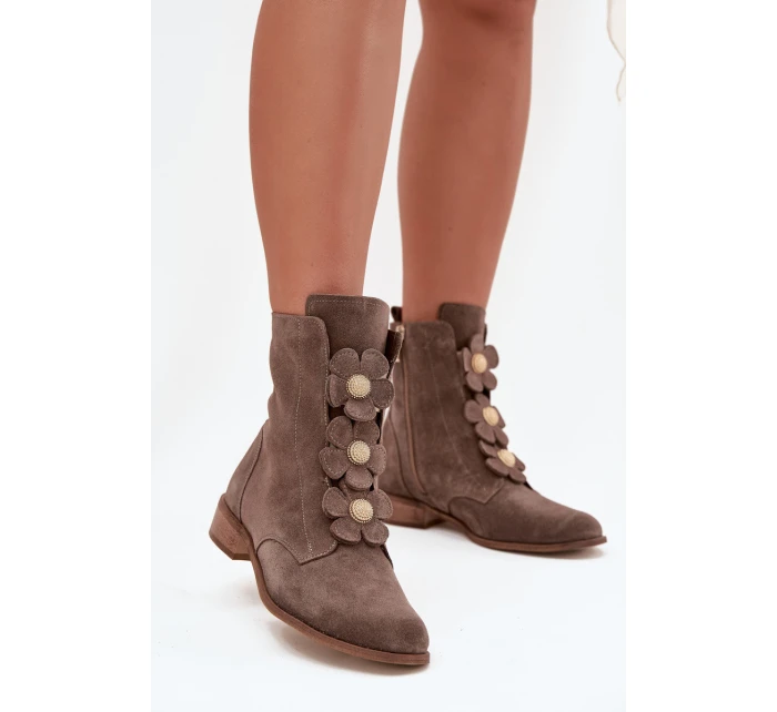 Zamszowe Botki Damskie Z Ozdobnymi Kwiatkami Zazoo 3085 Ciemnobeżowe