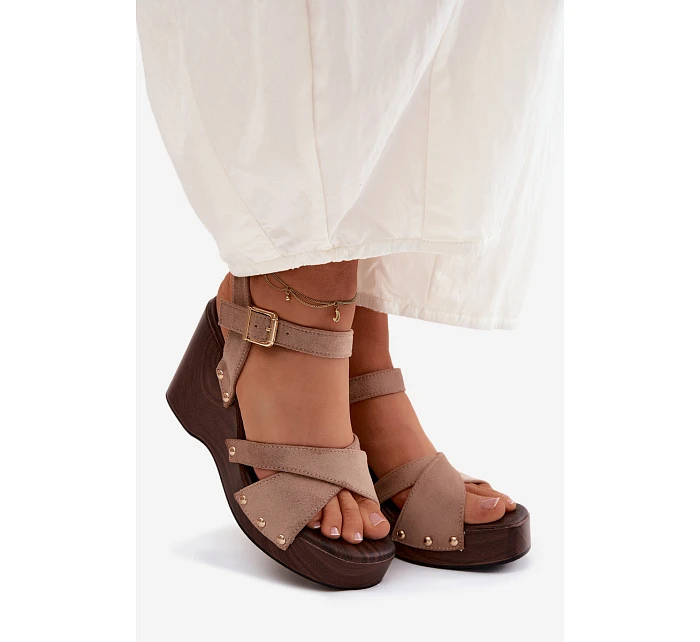 Dámské sandály na platformě se zlatými přezkami Béžové model 22122841 - Boto