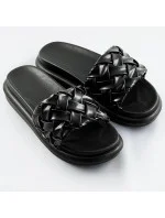 Černé dámské pantofle se páskem model 17349554 Černé dámské pantofle se páskem model 17349554