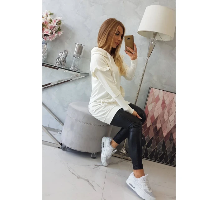 Šaty s ozdobnými volánky a kapucí ecru