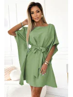 SOFIA Dámské šaty v olivové barvě se zavazováním v pase model 20144370 - numoco SOFIA Dámské šaty v olivové barvě se zavazováním v pase model 20144370 - numoco