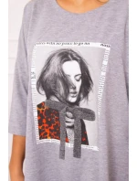 Šaty s potlačou a rozšírenou spodnou časťou šedej