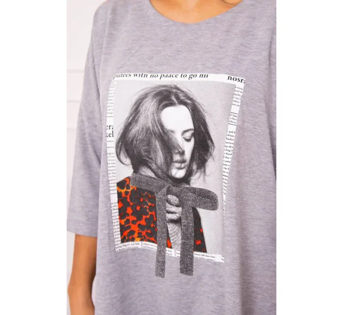 Šaty s potlačou a rozšírenou spodnou časťou šedej