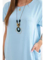 Šaty s vreckami a príveskom modrej farby