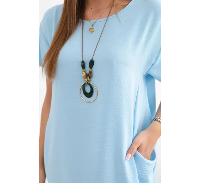 Šaty s vreckami a príveskom modrej farby