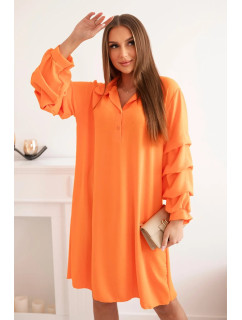 Nadrozmerné šaty s ozdobnými oranžovými rukávmi