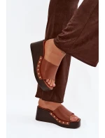 Dámské nazouváky na platformě se zlatými přezkami camel model 21918866 - Boto Dámské nazouváky na platformě se zlatými přezkami camel model 21918866 - Boto