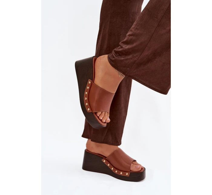 Dámské nazouváky na platformě se zlatými přezkami camel model 21918866 - Boto Dámské nazouváky na platformě se zlatými přezkami camel model 21918866 - Boto