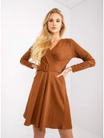 Šaty DHJ SK model 17002688 světle hnědá - FPrice Šaty DHJ SK model 17002688 světle hnědá - FPrice