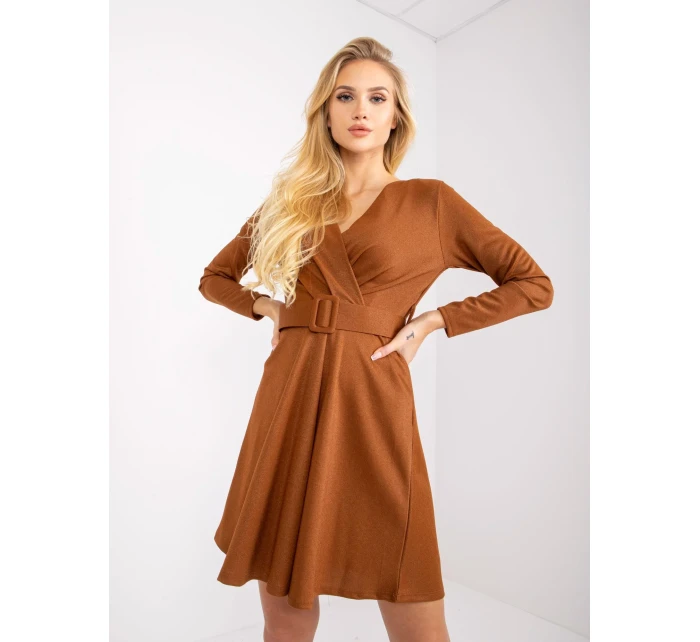 Šaty DHJ SK model 17002688 světle hnědá - FPrice Šaty DHJ SK model 17002688 světle hnědá - FPrice