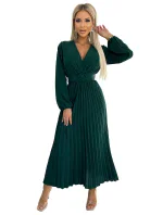 Dámské plisované midi šaty v lahvově zelené barvě s výstřihem, dlouhými rukávy a širokým opaskem model 22305960 - numoco basic