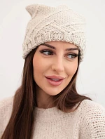 Dámska zimná čiapka s ozdobným úpletom a klasickým strihom K372 béžová