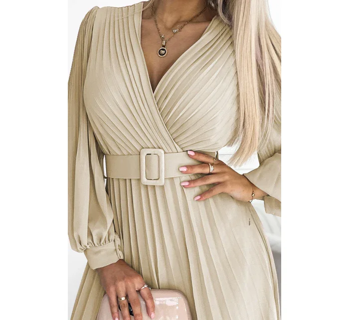 KLARA Béžové dámské plisované šaty s opaskem a výstřihem model 18462563 - numoco basic KLARA Béžové dámské plisované šaty s opaskem a výstřihem model 18462563 - numoco basic