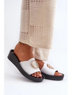 Zazoo 2920 Skórzane Klapki Damskie Na Koturnie Ze Złotym Detalem Białe