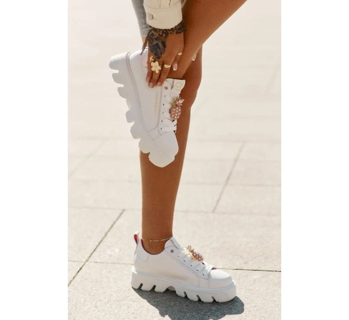 Kožené tenisky s ozdobnou broží  bílé model 21694817 - CheBello