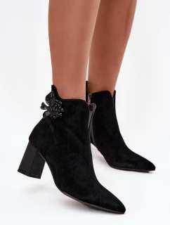 Semišové dámské boty na podpatku s ozdobou model 21713945 Černé - D&A