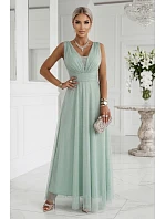 Dlouhé maxi šaty s a hlubokým výstřihem pistáciová barva model 22082632 - numoco basic Dlouhé maxi šaty s a hlubokým výstřihem pistáciová barva model 22082632 - numoco basic