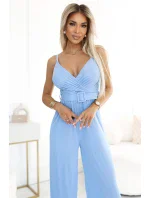 593-2 Elegantný overal s obálkovým výstrihom, širokými nohavicami a opaskom - MODRÝ