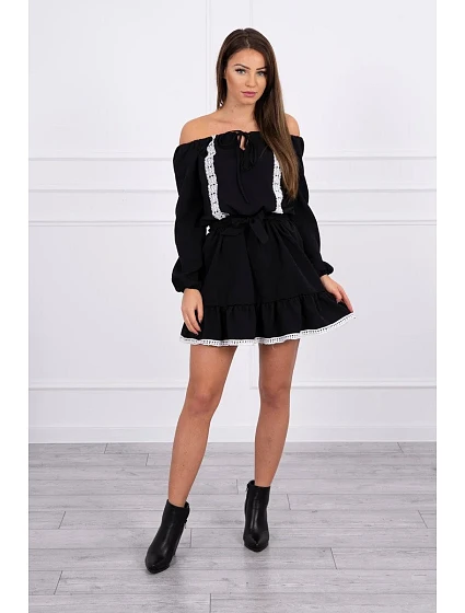 Šaty s otevřenými rameny a krajkou černé