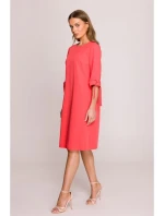 Šaty áčkového střihu s rukávy korálová barva model 20966075 - STYLOVE Šaty áčkového střihu s rukávy korálová barva model 20966075 - STYLOVE