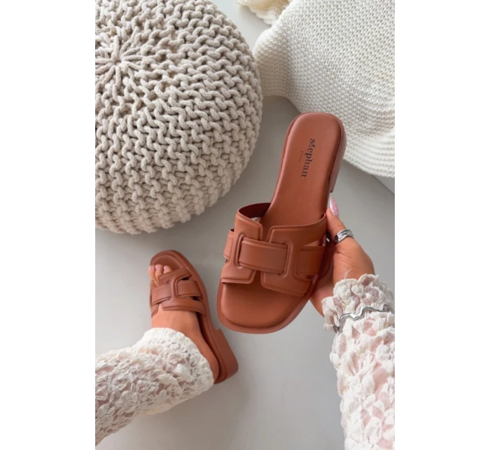 Dámské pantofle na plochém podpatku Camel model 21900529 - Boto