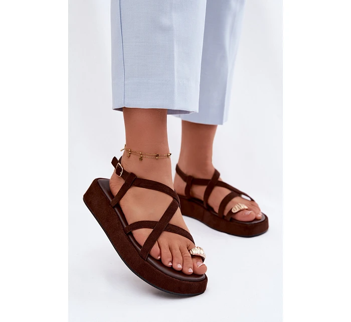 Sandály na platformě s zlatým detailem čokoládové model 22111363 - Boto