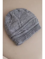 Dámská zimní čepice z vlny a s vzorem šedá model 21817813 - K-Fashion Dámská zimní čepice z vlny a s vzorem šedá model 21817813 - K-Fashion