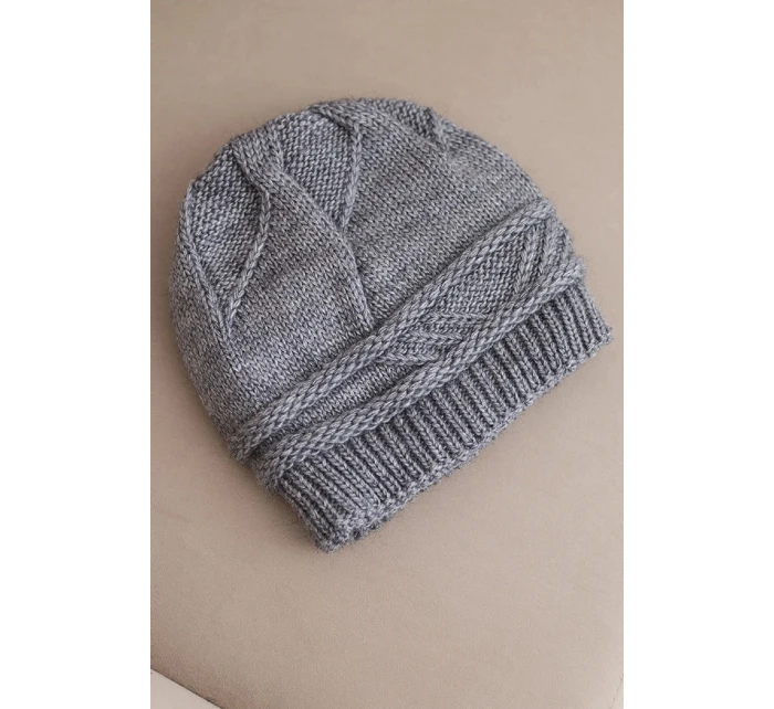 Dámská zimní čepice z vlny a s vzorem šedá model 21817813 - K-Fashion Dámská zimní čepice z vlny a s vzorem šedá model 21817813 - K-Fashion