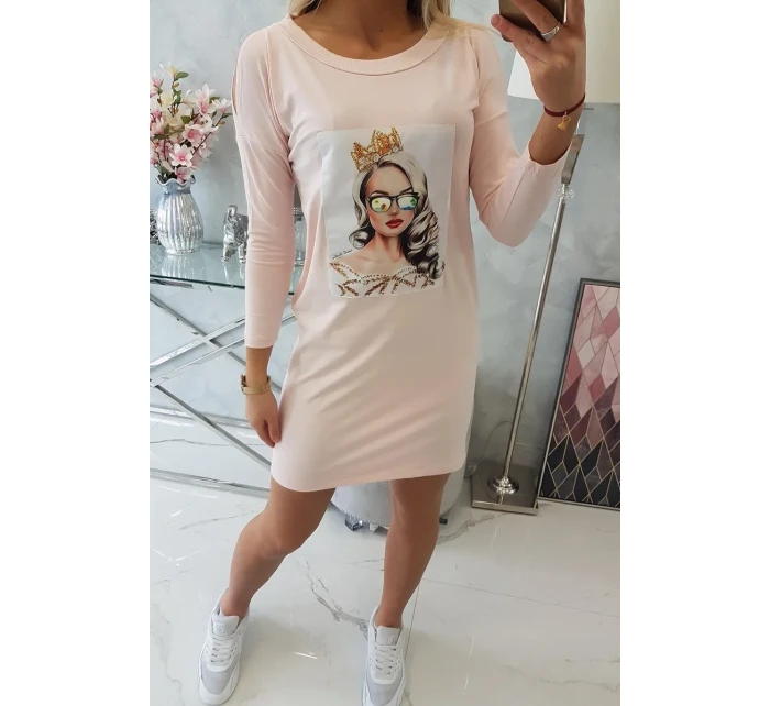 Šaty s grafikou dievčatá v 3D okuliaroch púdrovo ružové Šaty s grafikou dievčatá v 3D okuliaroch púdrovo ružové