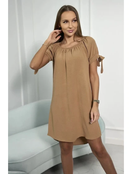 Šaty s vázanými rukávy v kamelové barvě Šaty s vázanými rukávy v kamelové barvě