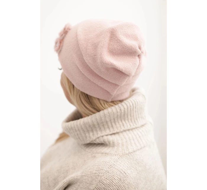 Dámská čepice s ozdobnými model 21489442 květinami elegantní černá - K-Fashion