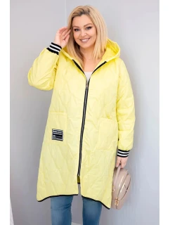 Dámská bunda Plus Size prošívaná s kapucí a model 21911640 manžetami žlutá - K-Fashion