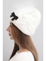 Dámska zimná čiapka s ozdobnou mašľou a vrkočovým vzorom K438 ecru Dámska zimná čiapka s ozdobnou mašľou a vrkočovým vzorom K438 ecru
