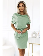pohodlné šaty s asymetrickou sukní a páskem pistáciová barva model 22108719 - numoco