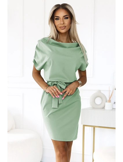 pohodlné šaty s asymetrickou sukní a páskem pistáciová barva model 22108719 - numoco