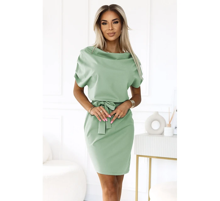 pohodlné šaty s asymetrickou sukní a páskem pistáciová barva model 22108719 - numoco