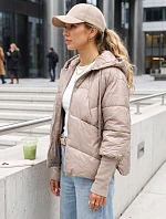 Krátka dámska prešívaná bunda s kapucňou v kamelovej farbe, FashionStreet TY5764