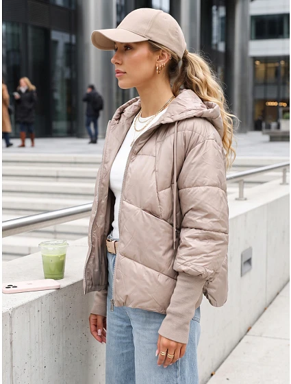 Krátká dámská prošívaná bunda s kapucí v barvě kamelové, FashionStreet TY5764 Krátká dámská prošívaná bunda s kapucí v barvě kamelové, FashionStreet TY5764